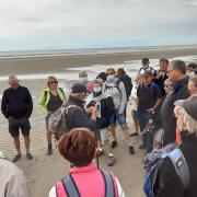 groupe  attentionné aux informations du guide