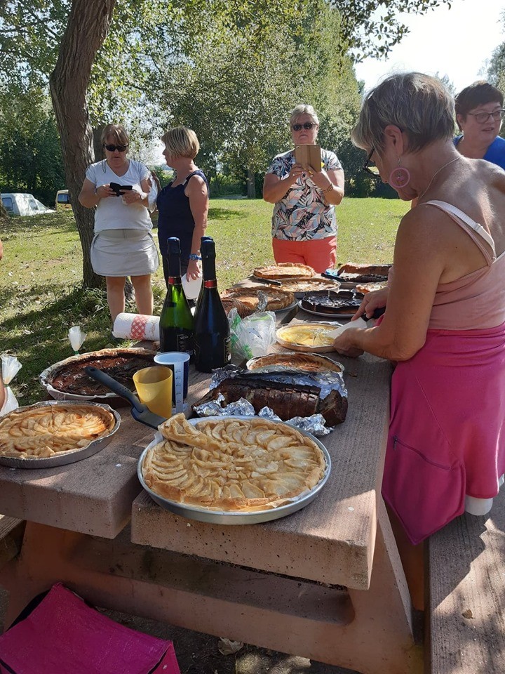  encore des desserts ,allez Marcelline coupe les tartes !